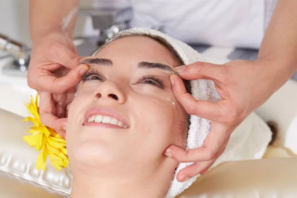 Masaje Facial Relajante Para Mujeres Centro Spa Cosmetología —  Fotos de Stock