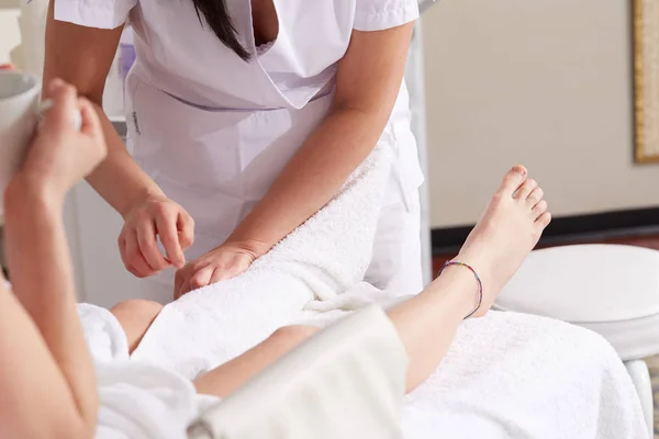 Vrouwelijke Genieten Van Ontspannen Benen Massage Cosmetologie Spa Center — Stockfoto