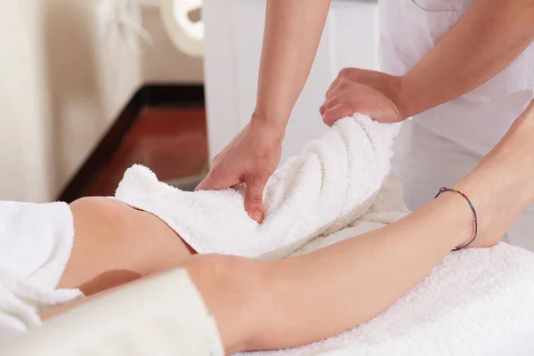 Kvinnliga Njuter Avkopplande Ben Massage Kosmetologi Spa Center — Stockfoto