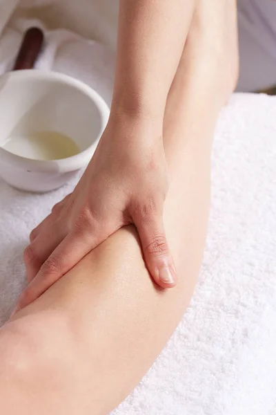 Vrouwelijke Genieten Van Ontspannen Benen Massage Cosmetologie Spa Center — Stockfoto