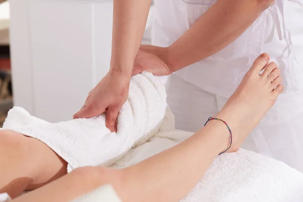 Feminino Desfrutando Relaxante Pernas Massagem Cosmetologia Spa Center — Fotografia de Stock