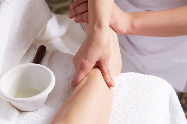 Mujer Disfrutando Relajante Piernas Masaje Cosmetología Spa Centro — Foto de Stock