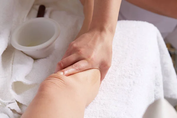 Vrouwelijke Genieten Van Ontspannen Benen Massage Cosmetologie Spa Center — Stockfoto