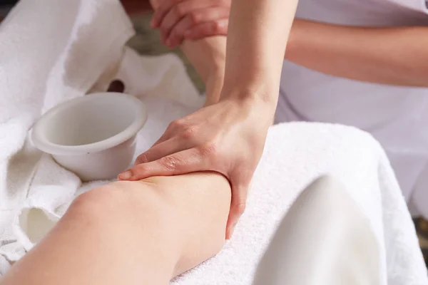 Feminino Desfrutando Relaxante Pernas Massagem Cosmetologia Spa Center — Fotografia de Stock