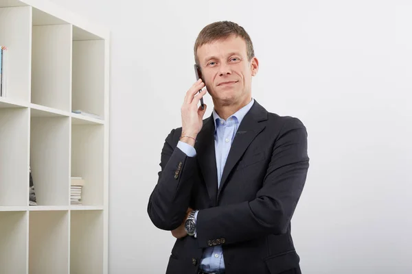 Empresario Hablando Con Móvil — Foto de Stock