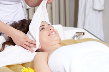 Kadın zevk rahatlatıcı masaj su yatağında kozmetik Spa Merkezi'nde