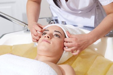 Kadın zevk rahatlatıcı masaj su yatağında kozmetik Spa Merkezi'nde