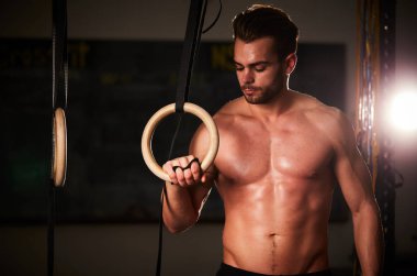 adam crossfit egzersiz yüzük
