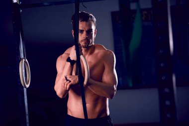 adam crossfit egzersiz yüzük