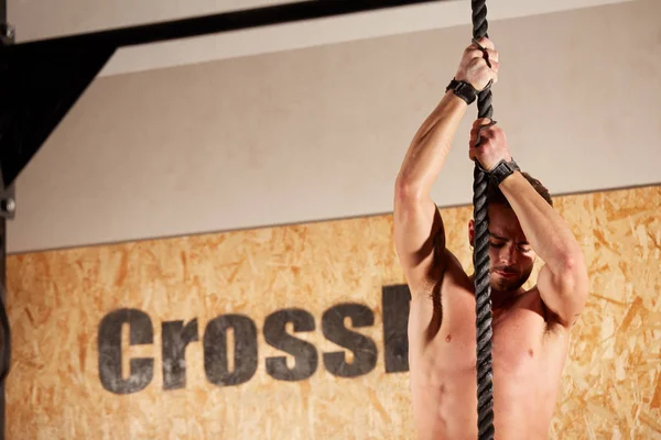 Crossfit トレーニング ロープ クライミング — ストック写真