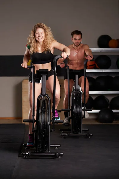 Menschen Trainieren Fitnessclub Airbike — Stockfoto