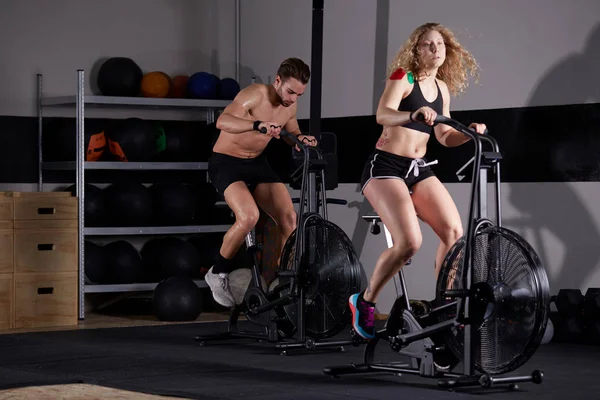 Entrenamiento Gente Gimnasio Bicicleta Aire —  Fotos de Stock