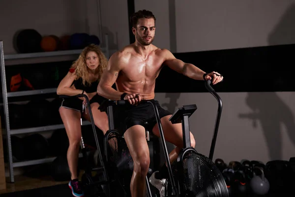 Entrenamiento Gente Gimnasio Bicicleta Aire — Foto de Stock