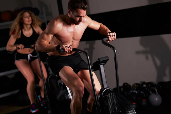 Entrenamiento Gente Gimnasio Bicicleta Aire — Foto de Stock