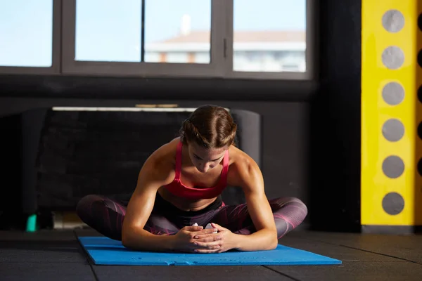 Mulher Fazendo Alongamento Clube Fitness — Fotografia de Stock