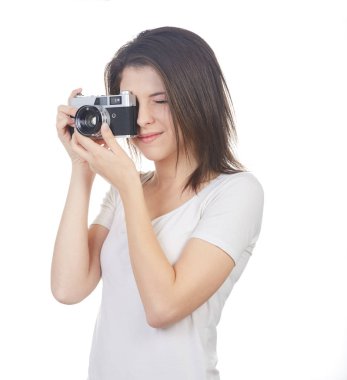 genç güzel kadın fotoğrafçı beyaz arka planda vurdu