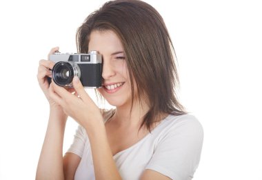 genç güzel kadın fotoğrafçı beyaz arka planda vurdu