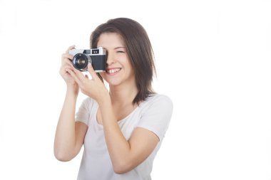 genç güzel kadın fotoğrafçı beyaz arka planda vurdu