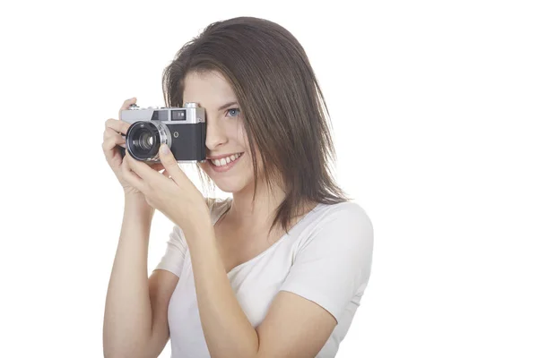 若い美しい女性写真家が白い背景で撮影 — ストック写真