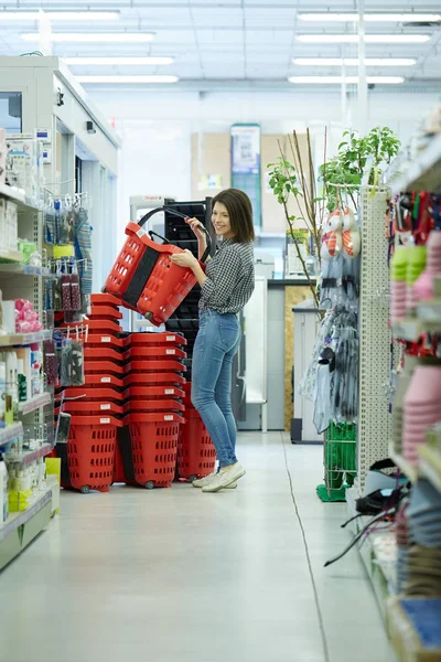 Симпатичная Молодая Женщина Покупает Супермаркете — стоковое фото