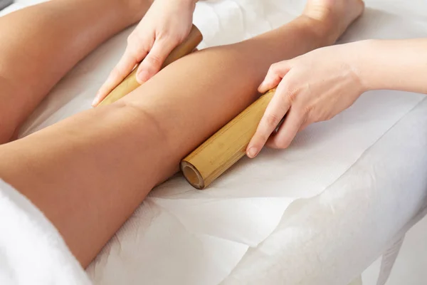 Donna Avendo Bambù Bastone Massaggio Giorno Spa — Foto Stock