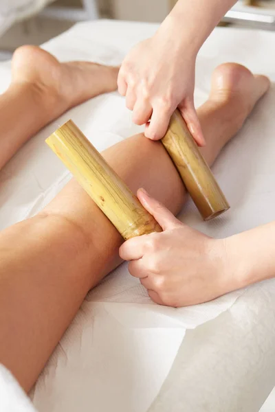 Vrouw Met Bamboe Stok Massage Spa Dag — Stockfoto