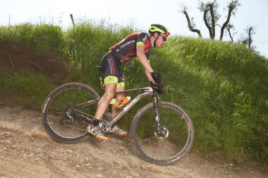 Brescia, İtalya, Nisan, 22, 2018 Gf Mtb yarış Brescia İtalya. Eylem ve köy Point bisikletçileri sürü.