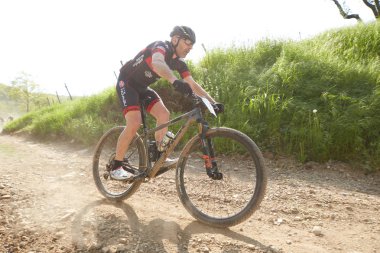 Brescia, İtalya, Nisan, 22, 2018 Gf Mtb yarış Brescia İtalya. Eylem ve köy Point bisikletçileri sürü.