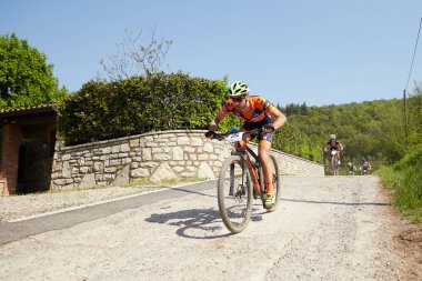 Brescia, İtalya, Nisan, 22, 2018 Gf Mtb yarış Brescia İtalya. Eylem ve köy Point bisikletçileri sürü.