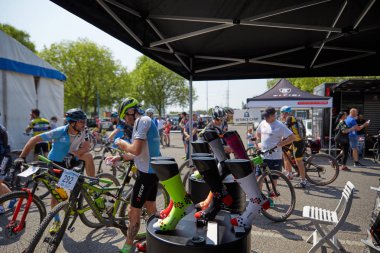 Brescia, İtalya, Nisan, 22, 2018 Gf Mtb yarış Brescia İtalya. Eylem ve köy Point bisikletçileri sürü.