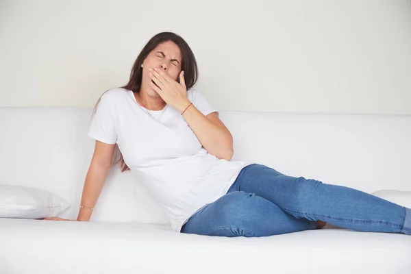 Jonge Vrouw Rusten Bank — Stockfoto