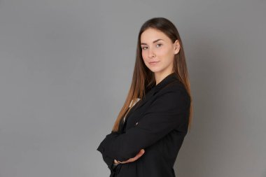 Stüdyo içinde poz veren genç iş kadını