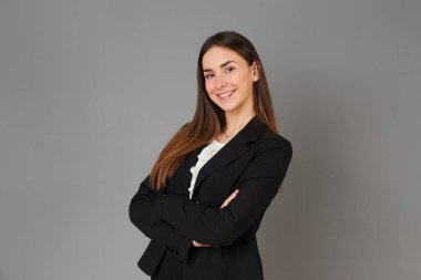 Stüdyo içinde poz veren genç iş kadını