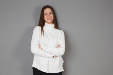 Güzel genç kız - gri arka plan