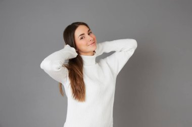 Güzel genç kız - gri arka plan