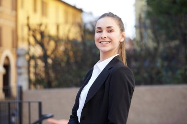 Güzel iş kadını - şehir çevresi