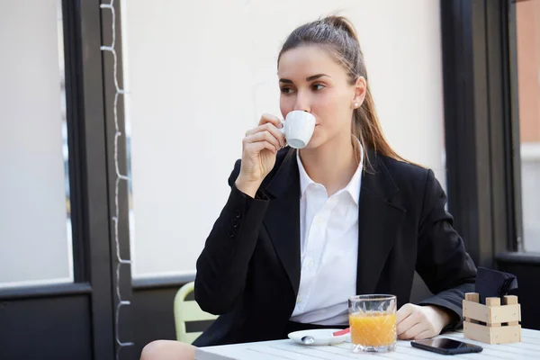 Genç Kadını Cep Telefonuyla Konuşuyor Bir Fincan Kahve Içiyor — Stok fotoğraf