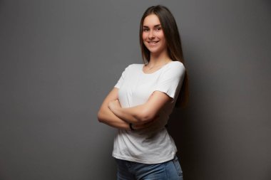 Stüdyo arka planında poz veren genç kız