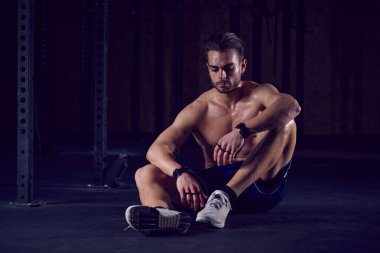 İnsanlar Crossfit kutusunda çalışıyor