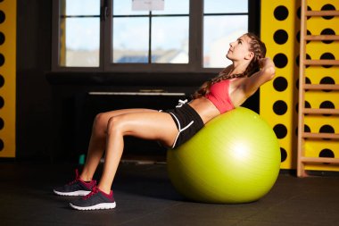 Spor salonunda topa uygun idman