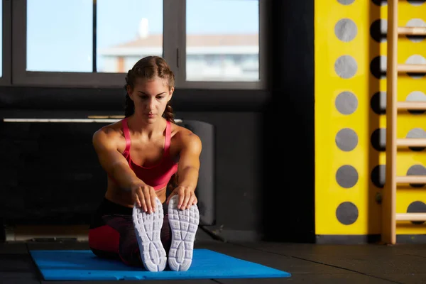 Stretching Fitnessstudio Junge Frau — Stockfoto