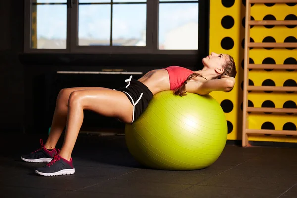 Fitnesz Labda Edzés Tornateremben — Stock Fotó