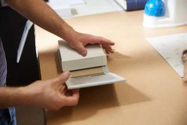 Encadernador Livros Trabalhando Armazém — Fotografia de Stock