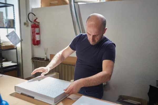 Buchbinder Bei Der Arbeit Lager — Stockfoto