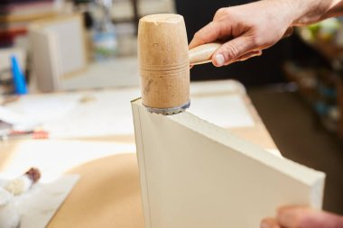 Özel çekiçle bir depoda çalışan bir kitap klasörü.