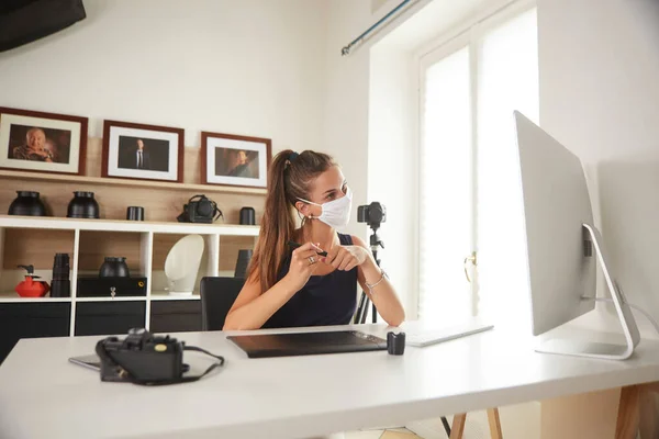 Joven Fotógrafo Profesional Que Trabaja Casa Estudio Durante Cuarentena Para — Foto de Stock