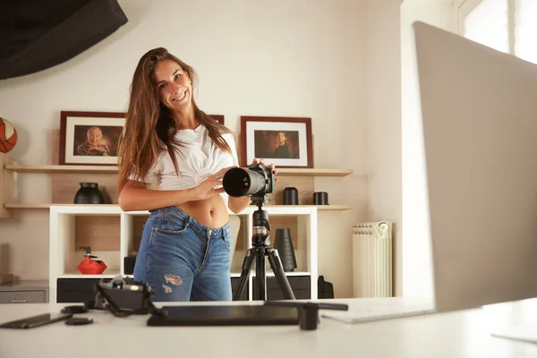 Jovem Fotógrafo Profissional Trabalhando Estúdio Casa — Fotografia de Stock