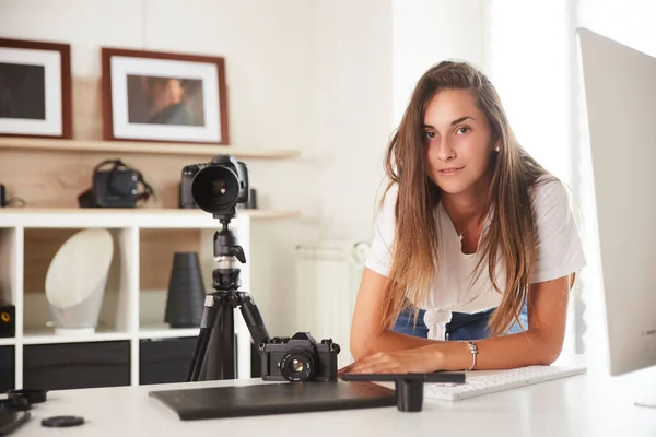 Joven Fotógrafo Profesional Que Trabaja Estudio Casa — Foto de Stock