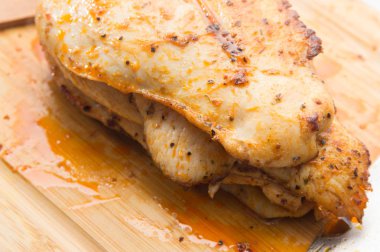 Yığılmış tavuk göğüslerinin yakın çekimi