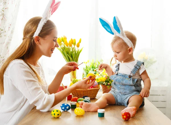Happy easter! family mother and baby son paint eggs for holiday — Stock Photo, Image